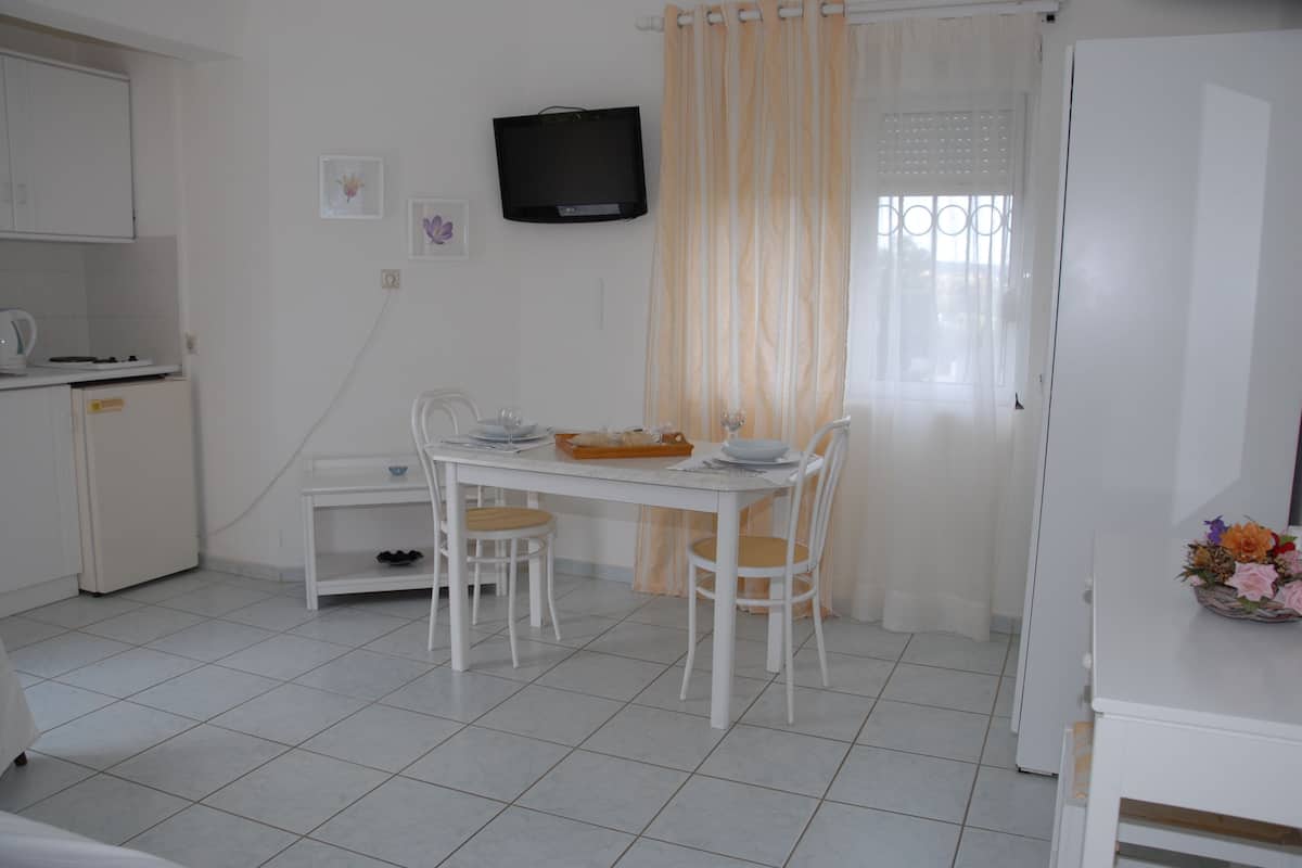 Studio, Sea View | Private kitchen | Full-size fridge, oven, stovetop, cookware/dishes/utensils