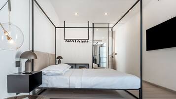 Aqua | Blackout curtains, free WiFi