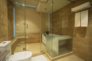 Deluxe tweepersoonskamer, uitzicht op meer | Badkamer