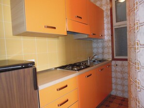 Fridge, stovetop, cookware/dishes/utensils - Cozy stay with shared pool (Bibione)