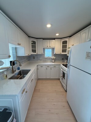 Køleskab, mikrobølgeovn, ovn, kogeplade