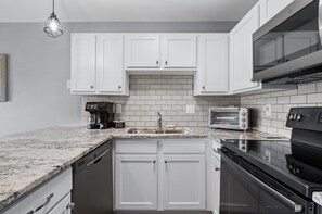 Fridge, microwave, oven, stovetop - Grand Caribbean East Poolside Palms | Steps to Pools, Hot Tub, Beach | Garden Level & Lawn Area (Pensacola)