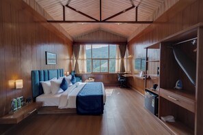 Estudio, vistas a la colina | Caja fuerte, escritorio, espacio para trabajar con un portátil