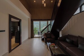 Estudio, vistas a la colina | Caja fuerte, escritorio, espacio para trabajar con un portátil