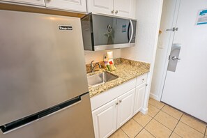 Réfrigérateur, micro-ondes, batterie de cuisine, vaisselle et ustensiles