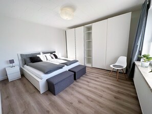 2 chambres, bureau, fer et planche à repasser, lit parapluie