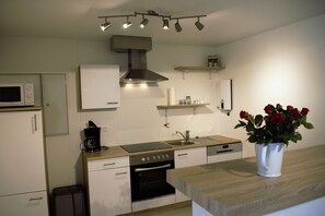Kühlschrank, Mikrowelle, Ofen, Herdplatte