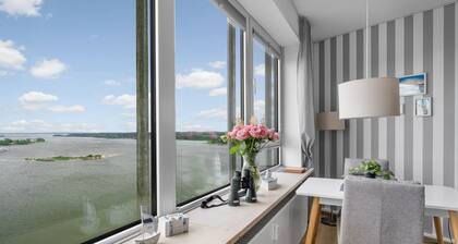 The apartment is located in Schleswig and offers a beautiful sea view.