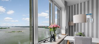 The apartment is located in Schleswig and offers a beautiful sea view.