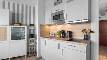 KĂŒhlschrank, Mikrowelle, Herdplatte, Wasserkocher mit Kaffee-/Teezubehör