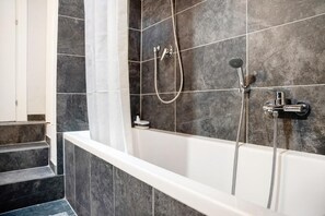 Haartrockner, Bidet, Handtücher, Seife