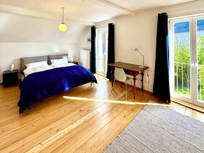 3 quartos, escrivaninha, ferros/tábuas de passar roupa