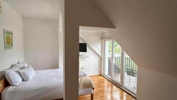 Quarto clássico, sacada | 1 quarto, Wi-Fi de cortesia, roupa de cama