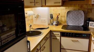 Refrigerador, horno, parrilla de estufa y cafetera y tetera