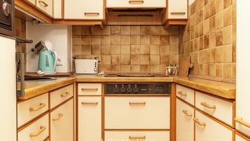 Een koelkast, een oven, een kookplaat, een koffiezetapparaat/waterkoker