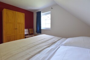 4 bedrooms, travel crib, free WiFi