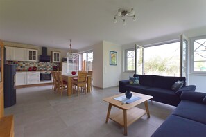 Fernseher, Kamin, Stereoanlage