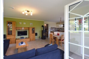 TV, fireplace, stereo