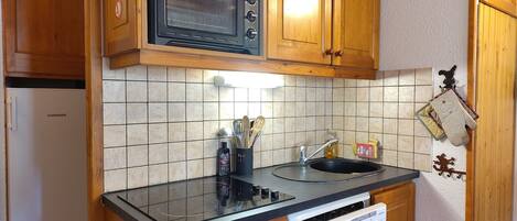 Frigorífic, microones, forn i placa de cuina