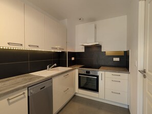 Réfrigérateur, micro-ondes, four, plaque de cuisson