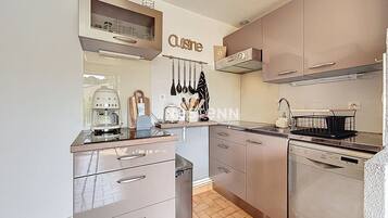 Réfrigérateur, micro-ondes, plaque de cuisson, lave-vaisselle