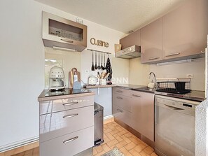 Kühlschrank, Mikrowelle, Herdplatte, Geschirrspüler