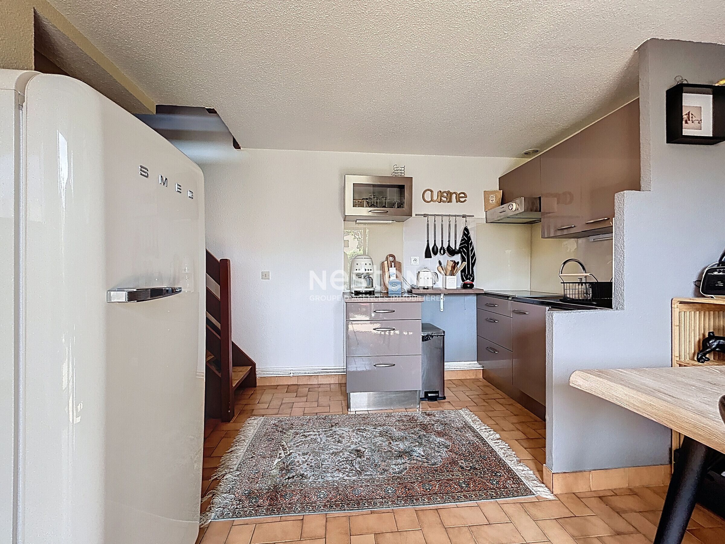 Kjøleskap, mikrobølgeovn, kokeplater og oppvaskmaskin