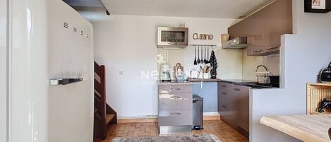 Kjøleskap, mikrobølgeovn, kokeplater og oppvaskmaskin