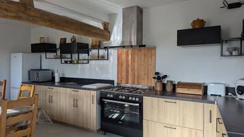 Een koelkast, een microgolfoven, een vaatwasser, een eettafel