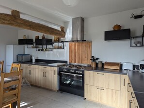 Kylskåp, mikrovågsugn, diskmaskin och matbord