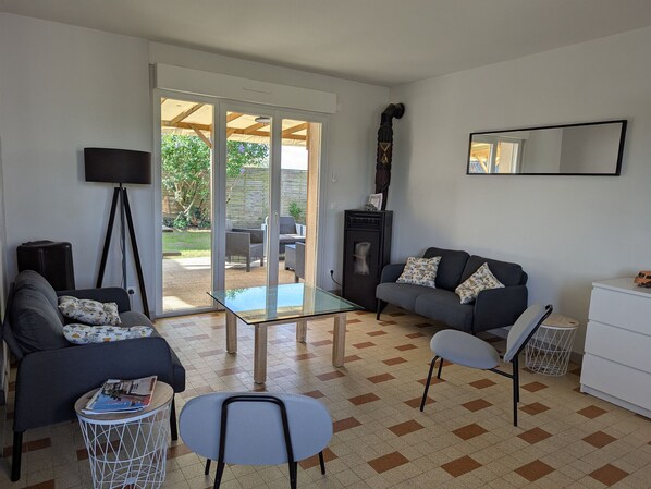 Téléviseur, table de baby-foot