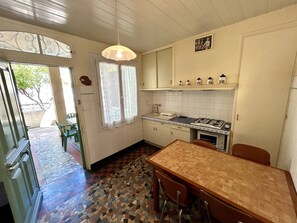 Kylskåp, ugn och kaffe- och tebryggare