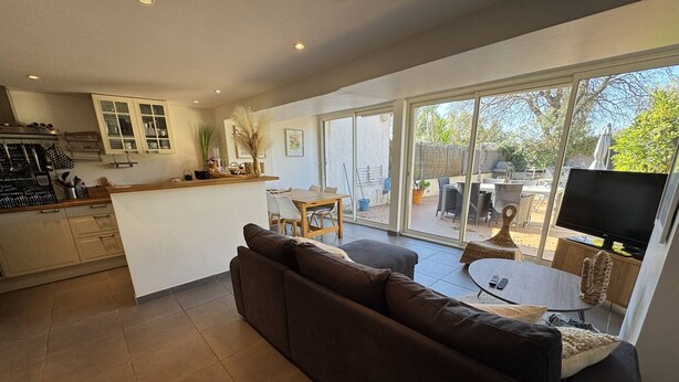 A modern living room with a sofa, a dining area, and a TV. - Holiday home 100m from the beach for 4 people (La Croix-Valmer)
