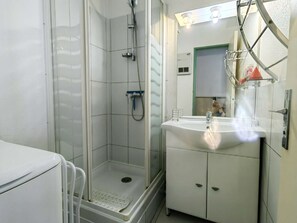 Bathroom - Quiet T2 Apartment with Parking, Near Beach for 4 People (Cap d'Agde)