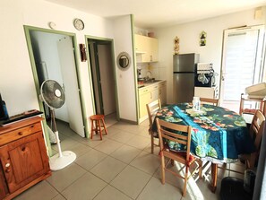 Refrigerador, microondas, parrilla de estufa y cafetera y tetera 