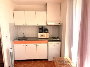Fridge - Studio for 2 with parking, sea view at Héliopolis (Cap d'Agde naturisme)