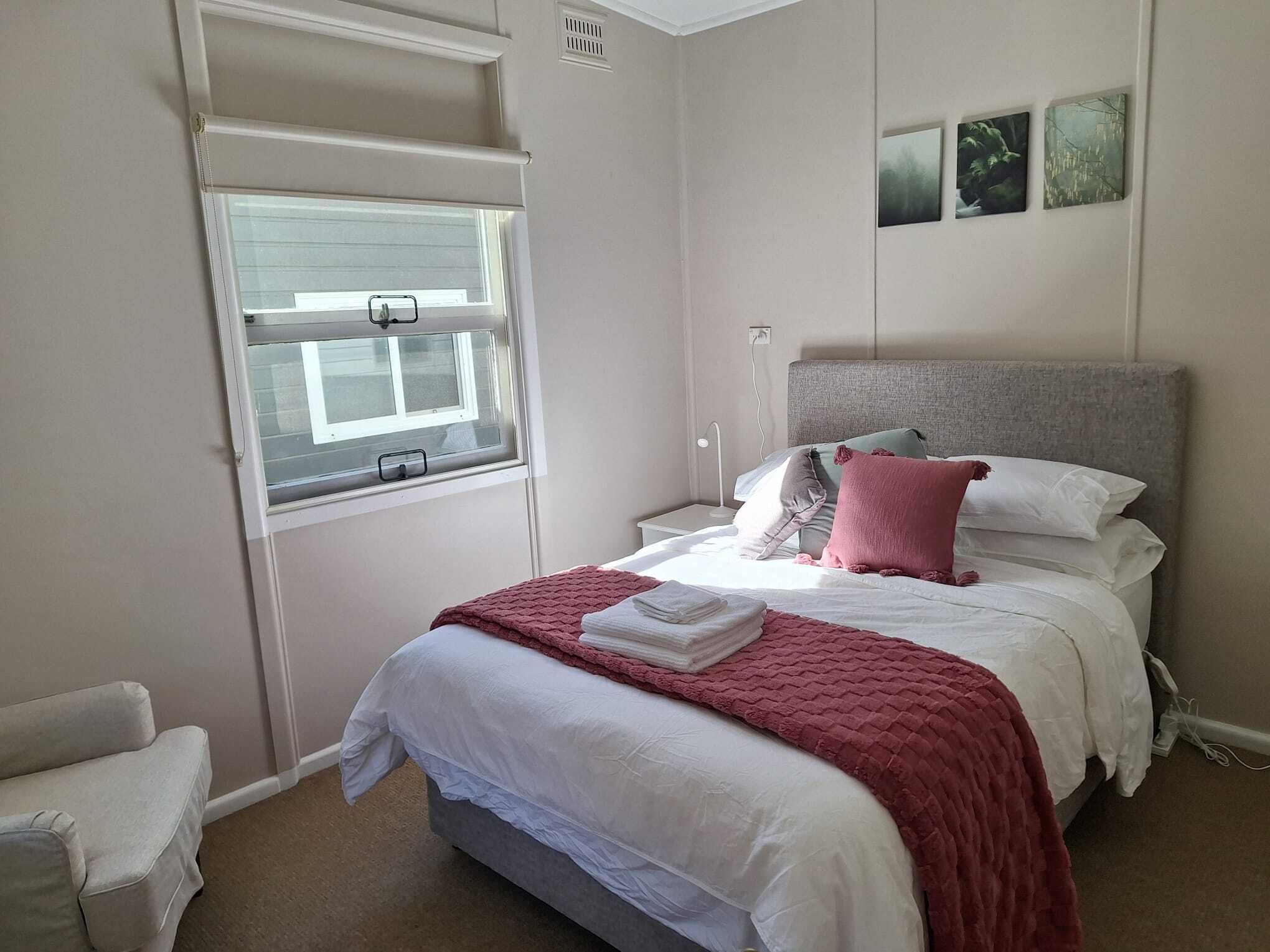 2 bedrooms, desk, iron/ironing board, WiFi