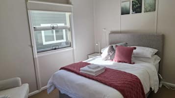 2 bedrooms, desk, iron/ironing board, WiFi