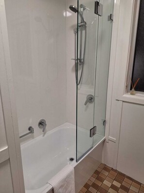 Haartrockner, Handtücher, Seife, Shampoo