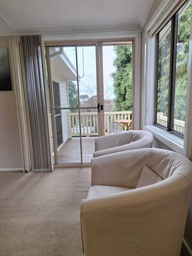 Camellia Cottage - your peaceful mountain getaway!