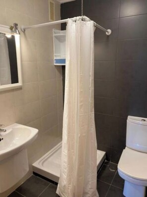 Sèche-cheveux, serviettes fournies, savon, papier toilette