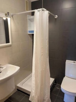 Sèche-cheveux, serviettes fournies, savon, papier toilette