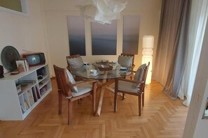 Apartamento, 2 quartos, sacada | Sala de jantar