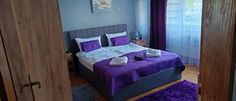 1 quarto, cofres nos quartos, escrivaninha