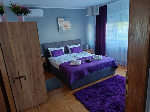 1 soverom, safe på rommet, skrivebord og strykejern/-brett