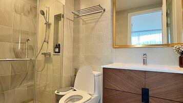 Ducha, secador de pelo, bidet, toallas