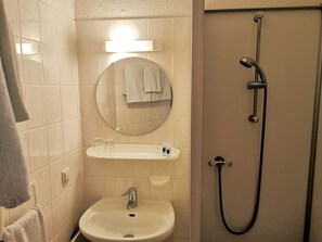 Chambre Double Classique | Salle de bain | Douche, sèche-cheveux, serviettes fournies, savon