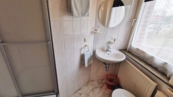 Habitación individual clásica | Baño | Regadera, secadora de cabello, toallas, jabón