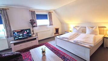 Family Quadruple Room | Desk, laptop workspace, free WiFi, bed sheets
