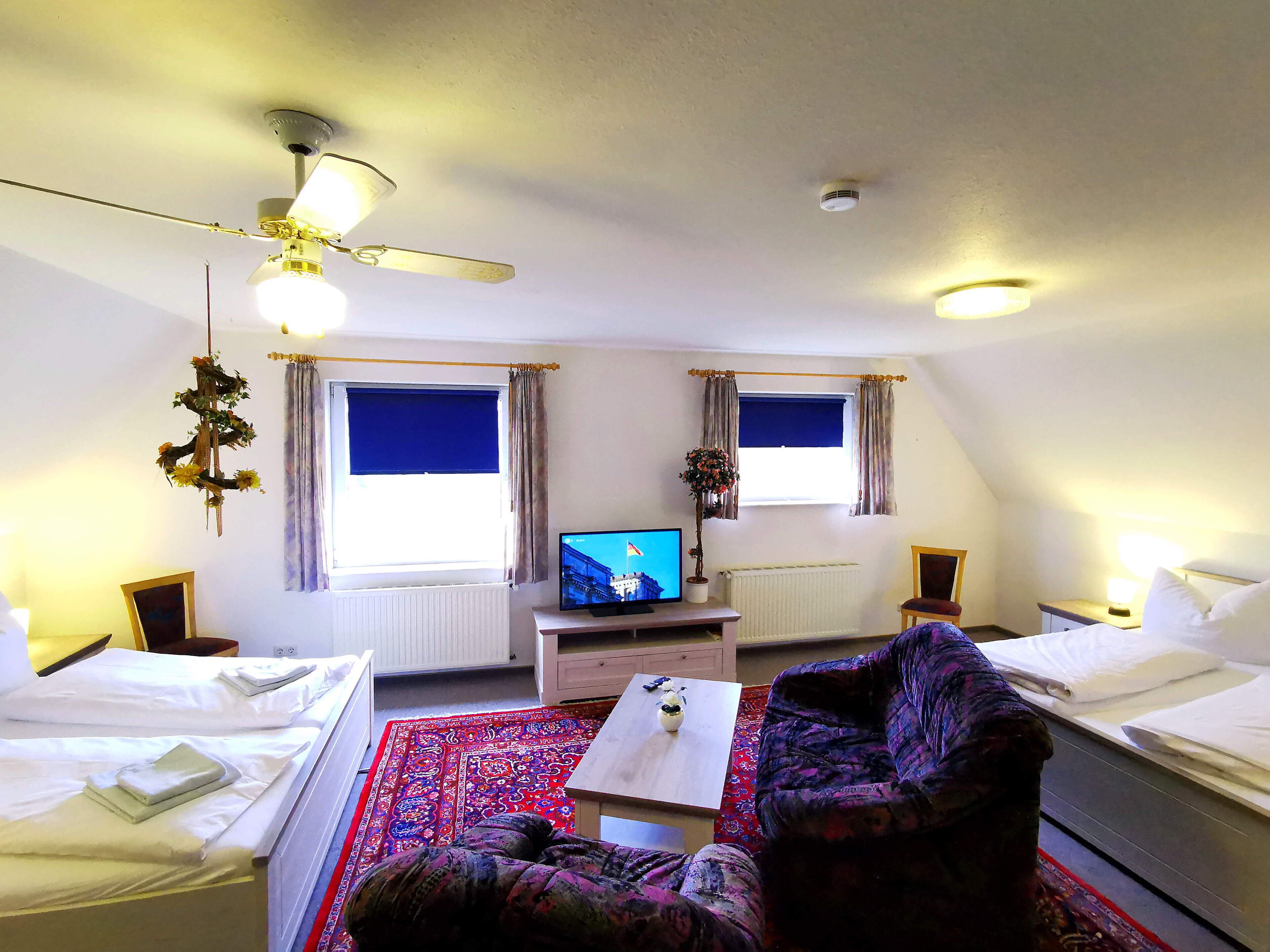 Familien-Vierbettzimmer | Schreibtisch, laptopgeeigneter Arbeitsplatz, kostenloses WLAN